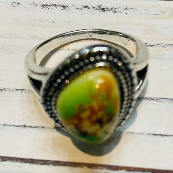 Woman's Handmade Vintage Boho Green Gemstone Unique Silver Tone Ring Size 8 - Picture 6 of 10